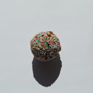 Truffe chocolat Maori avec vermicelles colorés. Friandise festive et joyeuse, fabrication artisanale | commercialisé par la boutique Tipi à Theux