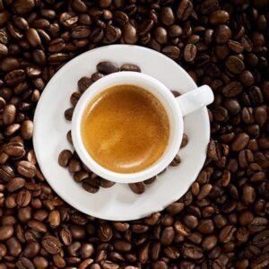 Tasse de café expresso posée sur soucoupe avec grains de café. Café d’origine Chiapas, biologique et éthique | commercialisé par la boutique Tipi à Theux