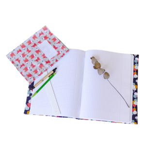 Cahier au format A4 de la marque Cabanon avec couverture colorée, accompagné de crayons et d'une branche de baies séchées. Produit artisanal et responsable, parfait pour l’école ou le bureau | commercialisé par la boutique Tipi à Theux