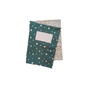 Deux couvertures de cahiers A5 de la marque Cabanon superposées, l’une verte à étoiles blanches, l’autre à motif floral. Accessoires réutilisables pour protéger et personnaliser ses cahiers de manière éco-consciente | commercialisé par la boutique Tipi à Theux
