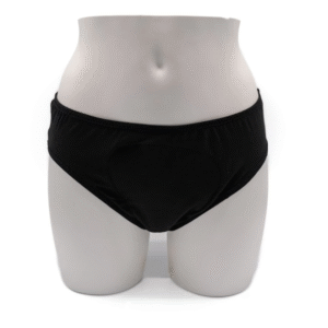Culotte menstruelle noire La Renarde présentée sur mannequin. Protection discrète et réutilisable | commercialisé par la boutique Tipi à Theux