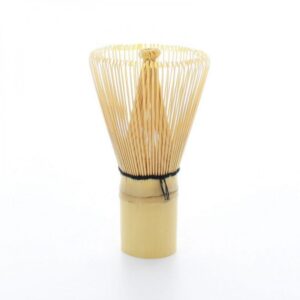 Fouet à matcha traditionnel en bambou, utilisé pour la préparation du thé matcha selon la méthode japonaise | commercialisé par la boutique Tipi à Theux