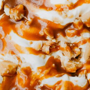 Gros plan d’une glace à la vanille nappée de caramel et parsemée de noix. Illustration gourmande de la fruisane noisette caramel | commercialisé par la boutique Tipi à Theux