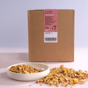 Boîte de granola à la banane et noix de cajou bio de la marque Marma. Mélange croustillant, sans sucres raffinés, pour un petit-déjeuner sain et énergisant | commercialisé par la boutique Tipi à Theux