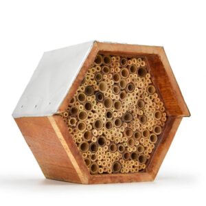 Maison à insectes en bois hexagonale avec tubes bambou, favorise biodiversité et pollinisateurs au jardin | commercialisé par la boutique Tipi à Theux