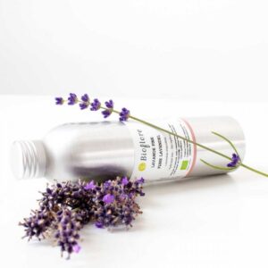 Hydrolat lavande bio Bioflore bouteille aluminium avec brins lavande, calmant purifiant idéal peaux sensibles | commercialisé par la boutique Tipi à Theux