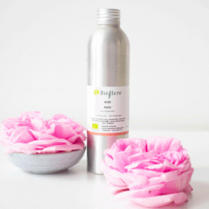Hydrolat rose Damas Bioflore bouteille avec roses épanouies, élixir beauté naturel apaisant tonifiant | commercialisé par la boutique Tipi à Theux
