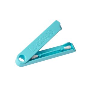 Cure-oreilles réutilisable bleu LastSwab dans étui assorti. Alternative durable aux cotons-tiges jetables, hygiénique et lavable | commercialisé par la boutique Tipi à Theux