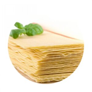 Feuilles de pâte à lasagne empilées avec feuille de basilic sur le dessus. Idéales pour recettes traditionnelles ou végétariennes | commercialisé par la boutique Tipi à Theux