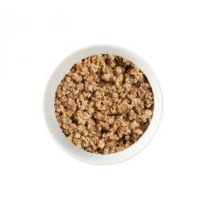 Vue de dessus d’un bol blanc avec mélange crunchy et soja texturé. Petit déjeuner riche en fibres | commercialisé par la boutique Tipi à Theux