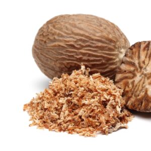 Noix de muscade entière, coupée et râpée de la marque Marma, sur fond blanc. Épice bio et authentique, parfaite pour assaisonner les plats salés et sucrés. Emballage écologique | commercialisé par la boutique Tipi à Theux