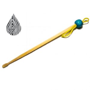 Bâtonnet oriculi en bambou avec perle bleue et cordon jaune, de la marque Kami Store. Alternative durable au coton-tige, pour un nettoyage doux et écologique des oreilles | commercialisé par la boutique Tipi à Theux