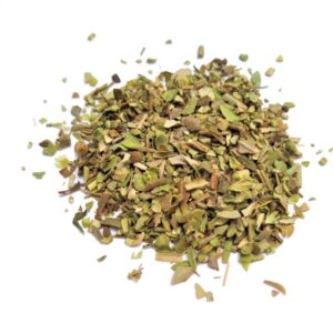 Feuilles d’origan séchées en vrac sur fond blanc. Parfum méditerranéen, idéal pour rehausser sauces et pizzas | commercialisé par la boutique Tipi à Theux