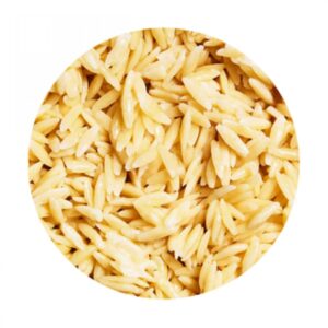 Grains d’orzo de la marque Marma, en forme de riz, disposés de manière compacte. Produit sec à base de blé dur, idéal pour les potages ou salades. Emballage sans plastique superflu | commercialisé par la boutique Tipi à Theux