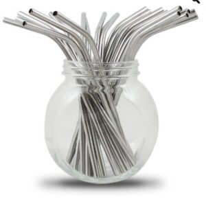 Bocal en verre contenant plusieurs pailles en inox courbées de la marque Kami Store. Résistantes, réutilisables et sans goût métallique, parfaites pour une consommation responsable | commercialisé par la boutique Tipi à Theux