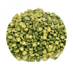 Tas de pois cassés verts sur fond blanc. Légumineuse riche en fibres et idéale pour les soupes maison | commercialisé par la boutique Tipi à Theux