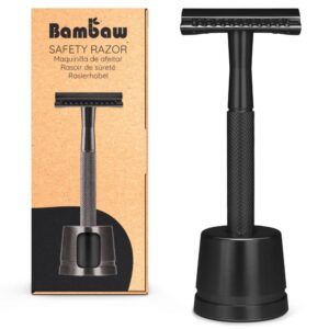 Rasoir de sûreté noir avec support assorti de la marque Bambaw. Design élégant et minimaliste, présenté dans un emballage carton recyclé. Alternative durable aux rasoirs jetables | commercialisé par la boutique Tipi à Theux