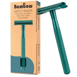 Rasoir de sûreté vert de la marque Bambaw avec manche texturé pour une prise en main optimale. Vendu avec son emballage en carton recyclé, sans plastique. Solution durable pour un rasage zéro déchet | commercialisé par la boutique Tipi à Theux