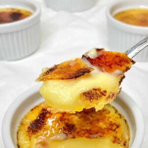 Cuillère dans crème brûlée illustrant l’infusion gourmande. Rooibos bio au goût doux et caramélisé | commercialisé par la boutique Tipi à Theux
