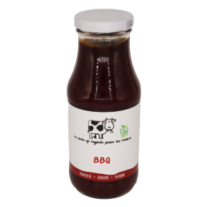 Bouteille de sauce barbecue de la marque Foodprint, illustrée d’une vache avec la mention Le goût d’apprendre pour les enfants. Recette douce et fumée, bio et adaptée à toute la famille | commercialisé par la boutique Tipi à Theux