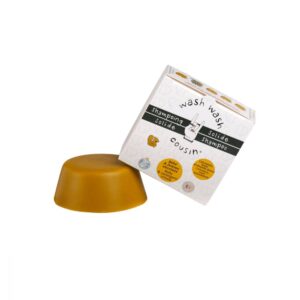 Shampoing solide jaune de la marque Wash Wash Cousin, en forme arrondie. Doux pour le cuir chevelu des bébés, sans allergènes, emballé de façon responsable | commercialisé par la boutique Tipi à Theux