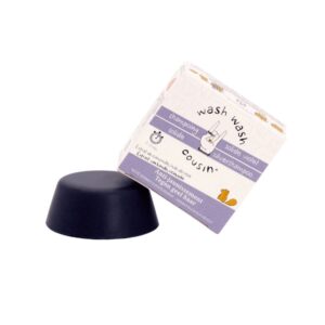 Savon solide foncé de la marque Wash Wash Cousin, présenté à côté de son emballage cartonné. Formulé pour nettoyer les cheveux en douceur, sans sulfates ni silicones, écologique et biodégradable | commercialisé par la boutique Tipi à Theux