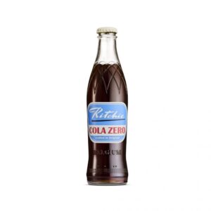 Bouteille en verre de cola zéro Ritchie, au design classique et liquide brun foncé. Alternative sans sucres aux sodas traditionnels, fabriquée en Belgique | commercialisé par la boutique Tipi à Theux