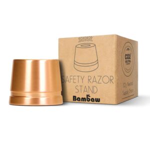 Support pour rasoir de sécurité en métal cuivré de la marque Bambaw. Présenté dans un emballage en carton recyclé. Accessoire élégant et durable pour entretenir son rasoir de manière écoresponsable | commercialisé par la boutique Tipi à Theux