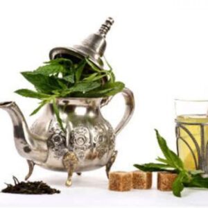 Théière argentée avec feuilles de menthe fraîche et verre de thé. Thé vert bio parfumé façon Marrakech | commercialisé par la boutique Tipi à Theux